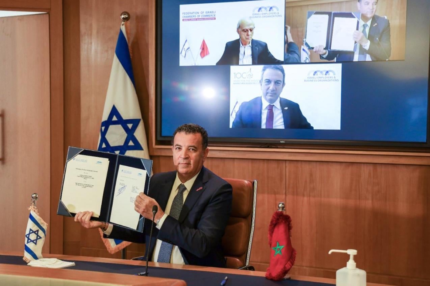 Le président de la CGEM Chakib Alj lors de la signature de l’accord partenariat stratégique pour promouvoir les relations économiques et commerciales entre le Maroc et Israël en mars 2021 (Facebook/@caljofficiel)
