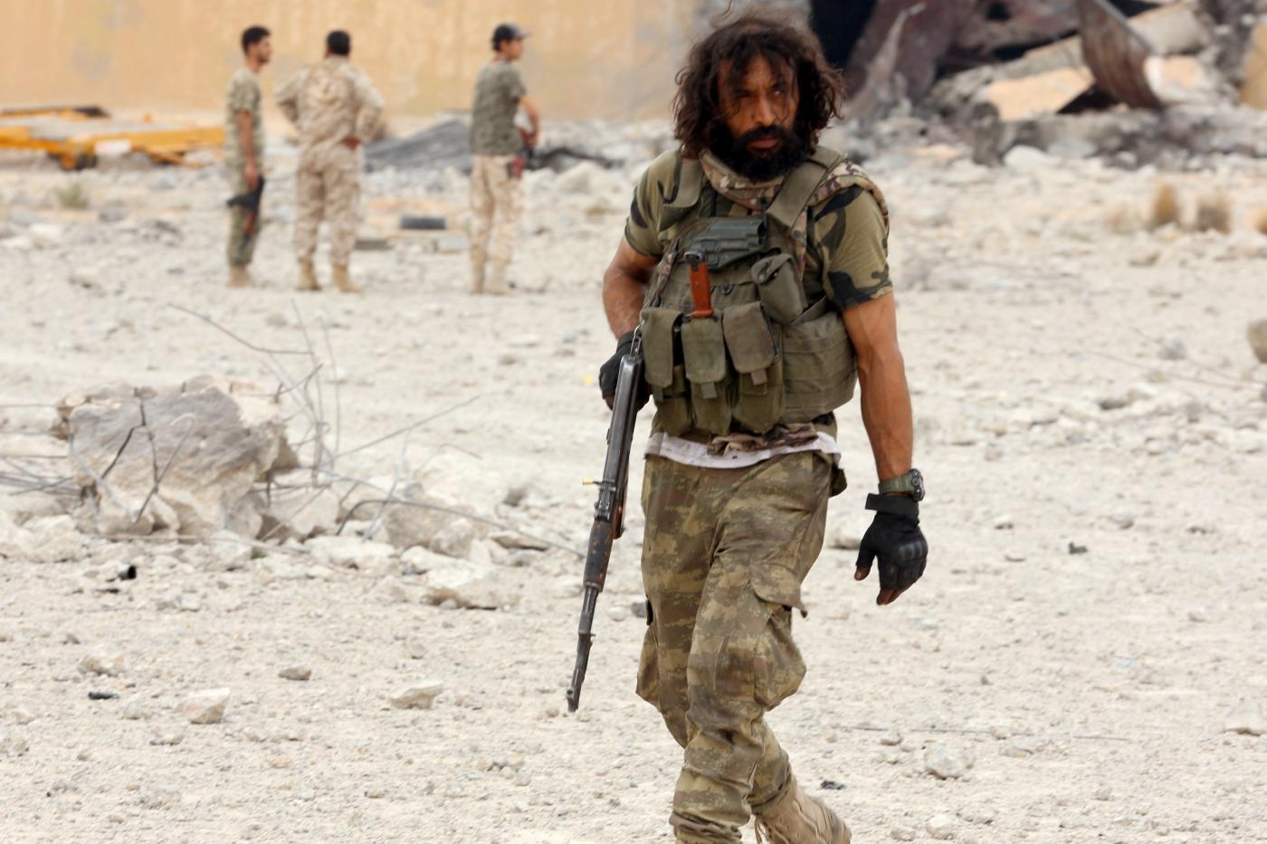 Un soldat loyal au GNA après la prise de contrôle de la base aérienne d’al-Watiya, au sud-ouest de Tripoli (Libye), le 18 mai (Reuters)