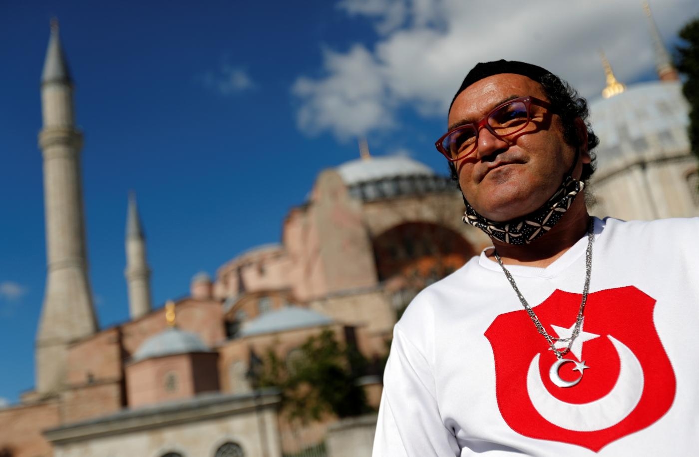 Un homme portant un tee-shirt avec le drapeau turc devant la basilique Sainte-Sophie, le 10 juillet 2020 (Reuters)