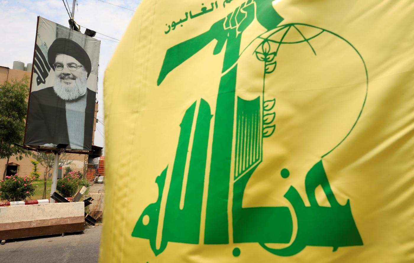 Un drapeau du Hezbollah et un portrait de son dirigeant libanais Hassan Nasrallah (Reuters)