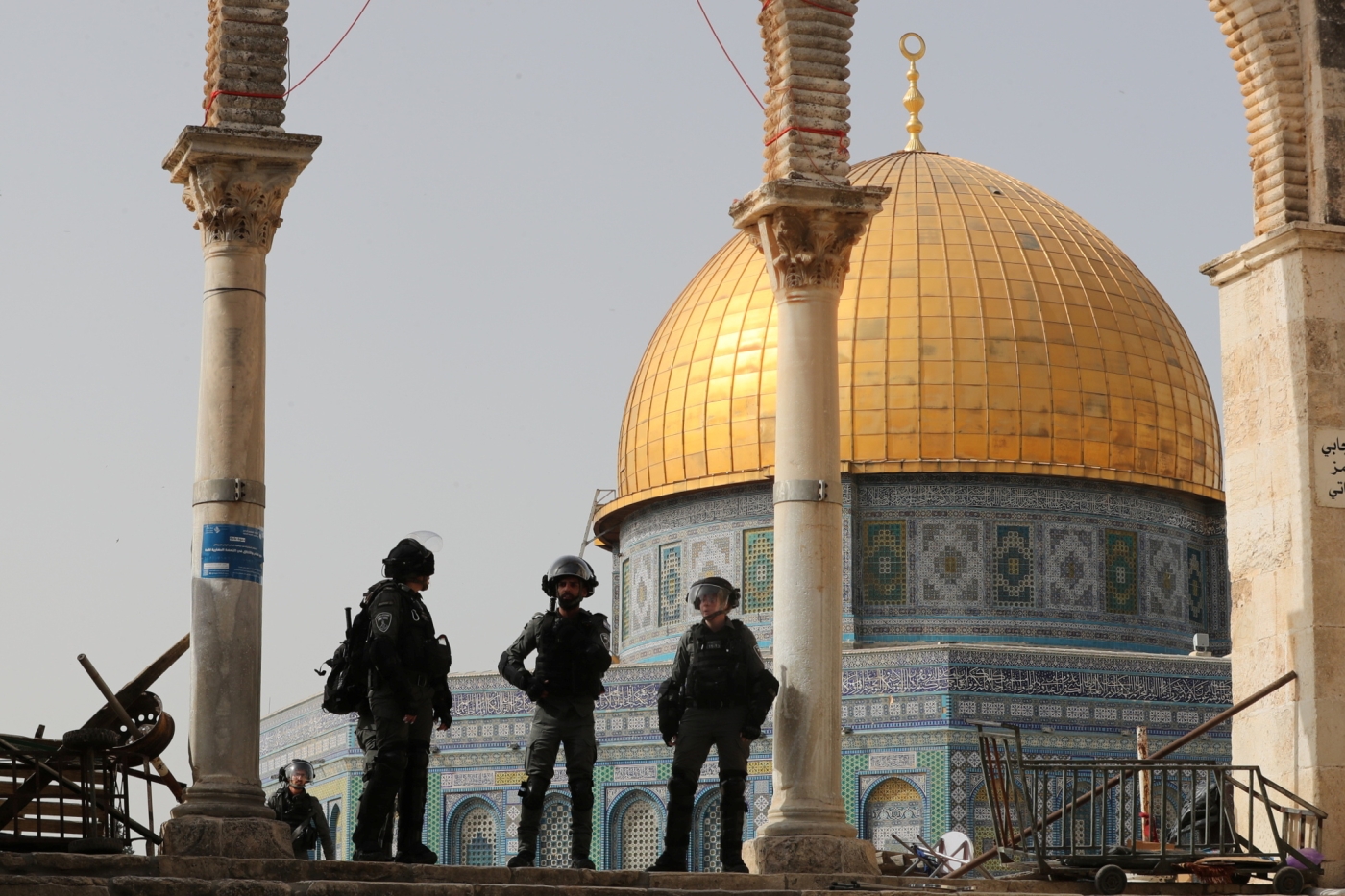 Israeli forces stand in front of the Dome of the Rock 