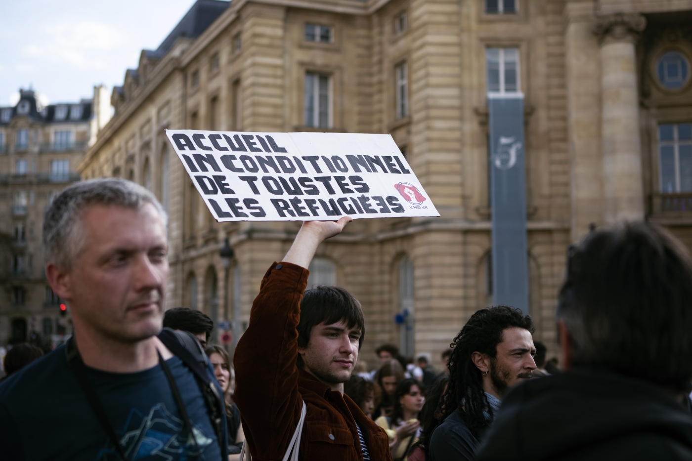  Le 14 avril 2022, des centaines de personnes se sont rassemblées à Paris Place du Panthéon afin de demander que tous les étudiants réfugiés en provenance d’Ukraine, quelle que soit leur nationalité, puissent poursuivre leur cursus (Reuters/ Noémie Coissac)