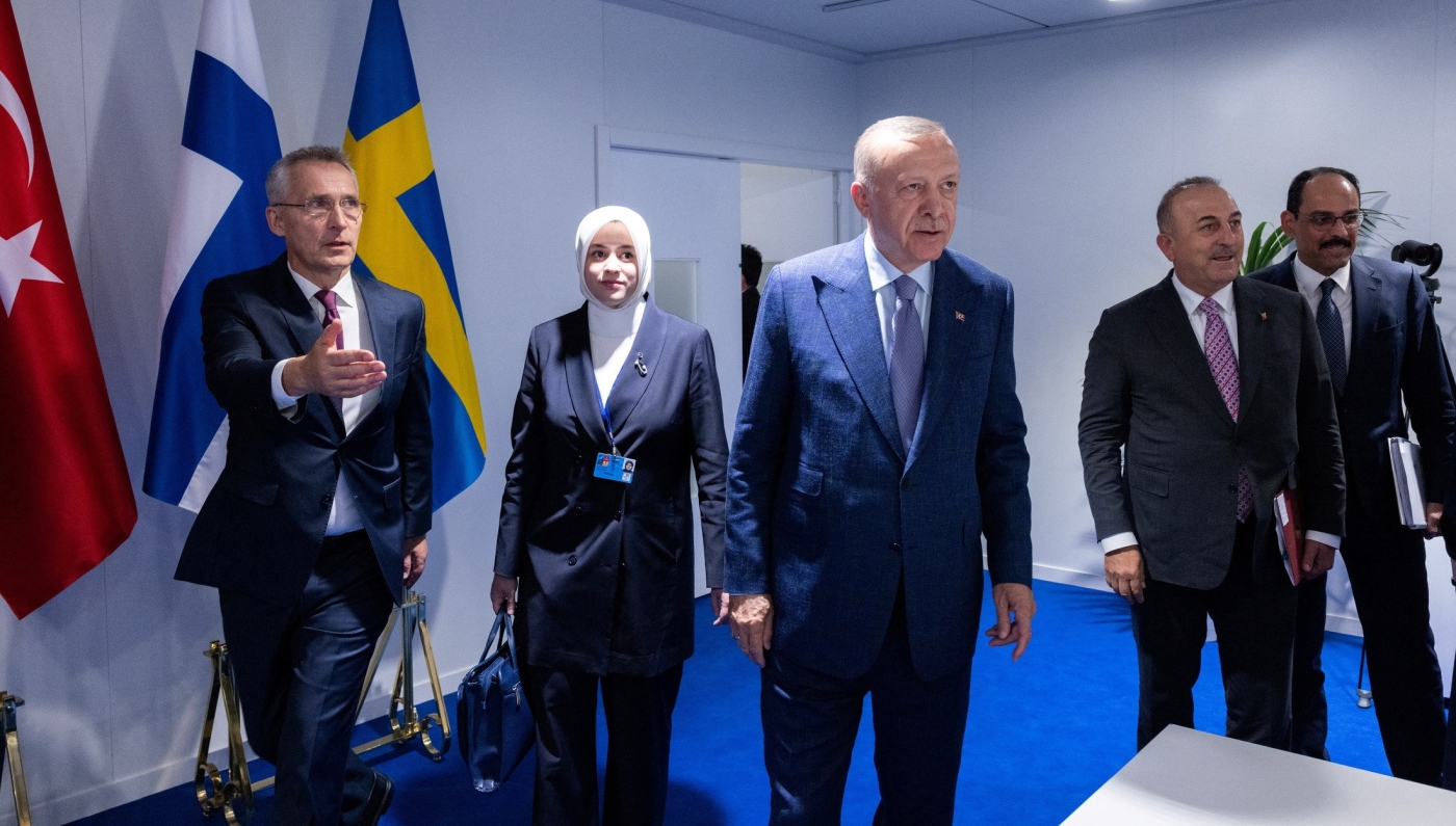 Le secrétaire général de l’OTAN Jens Stoltenberg et le président turc Recep Tayyip Erdoğan participent à une réunion trilatérale entre la Turquie, la Finlande et la Suède, le 28 juin (Reuters)