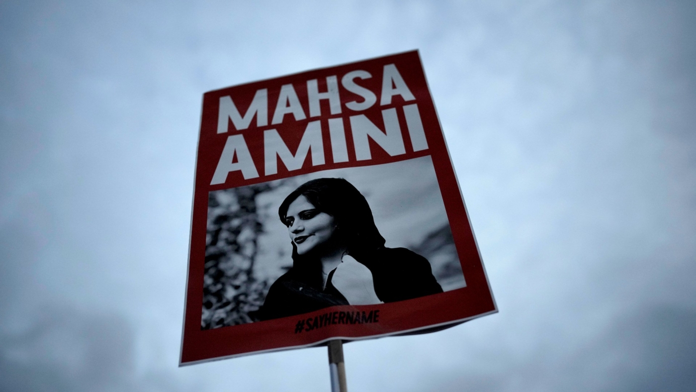 Des manifestations ont éclaté en Iran et dans le monde après la mort de Mahsa Amini (AP)