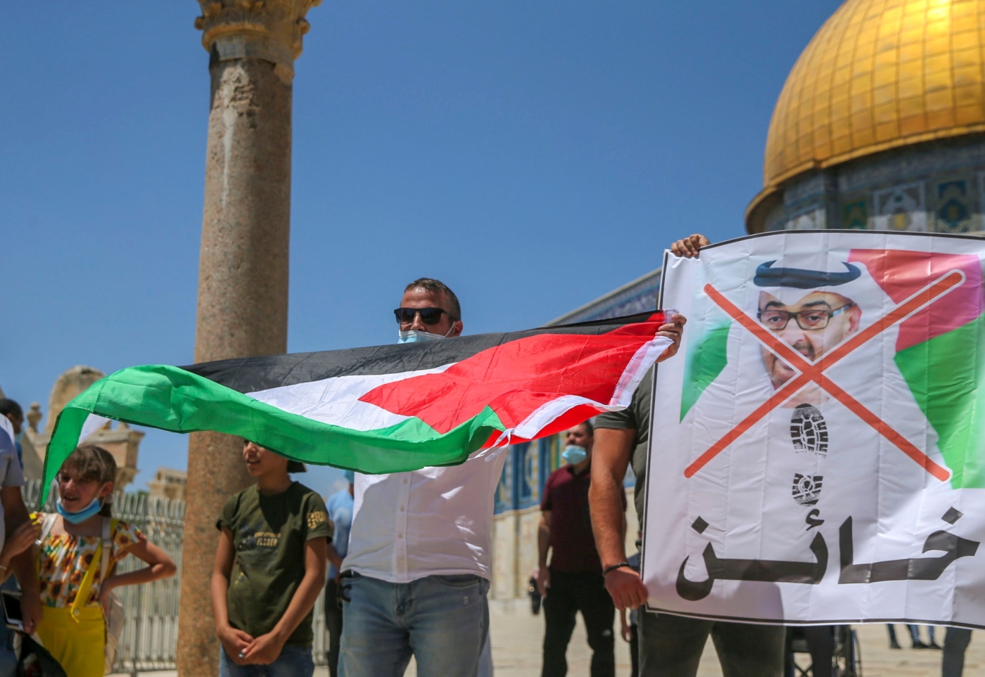 Des manifestants palestiniens protestent contre le prince héritier émirati, Mohammed ben Zayed, accusé sur la banderole d’être un « traître », le 14 août 2020 à Jérusalem-Est occupée (AFP)