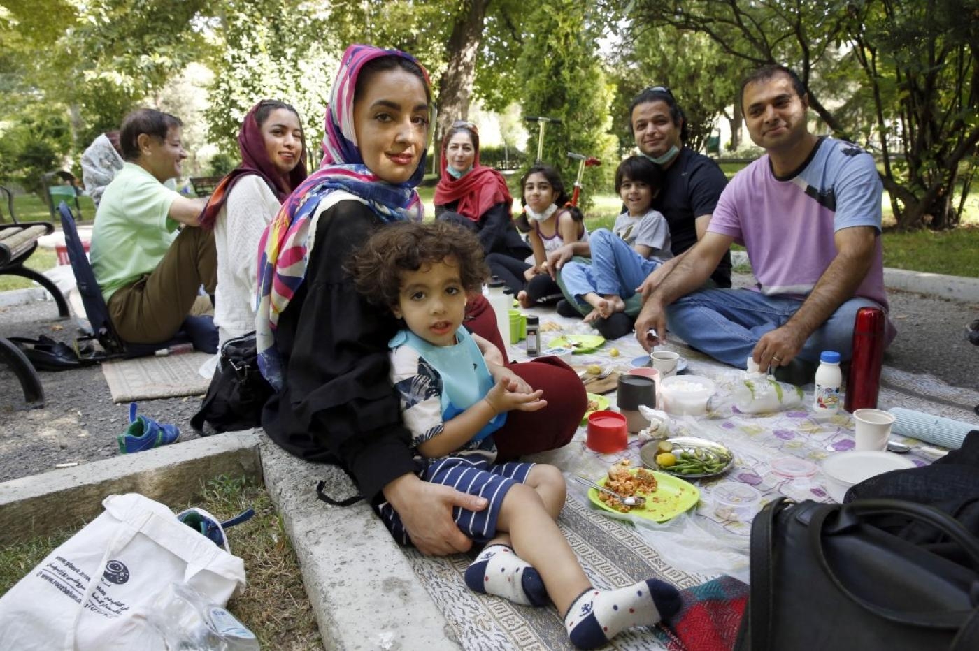 Une famille iranienne pique-nique dans un parc de Téhéran, le 10 septembre 2021 (AFP)
