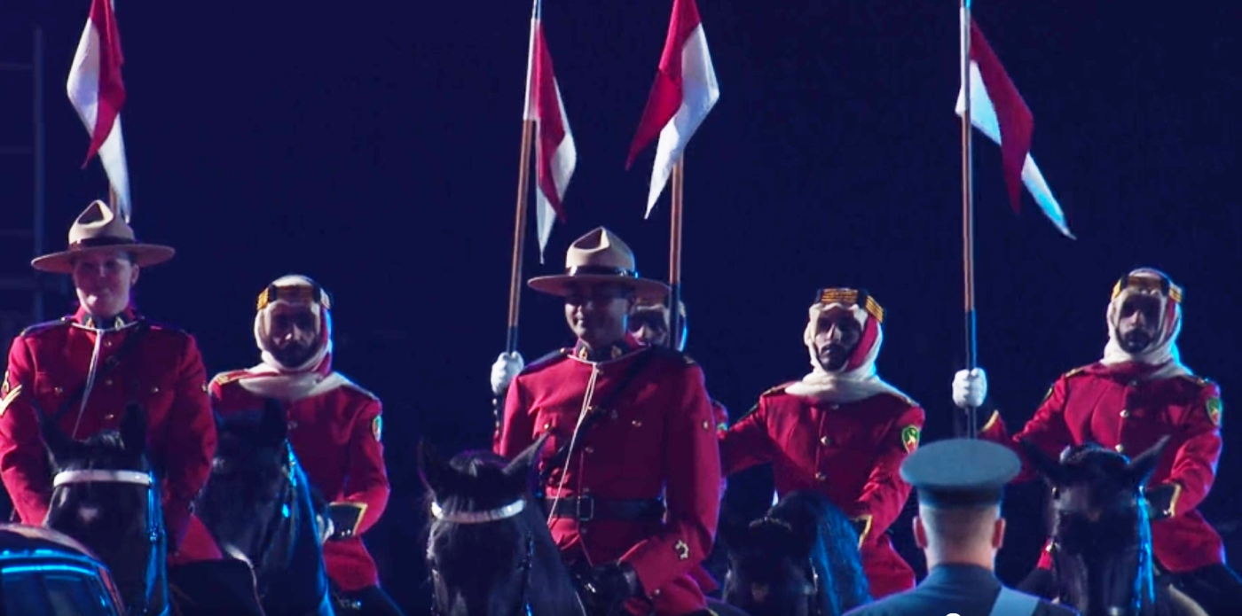 Capture d’écran éclaircie de la diffusion télévisée du spectacle équestre montrant les forces de défense de Bahreïn escorter Elizabeth II (ITV)