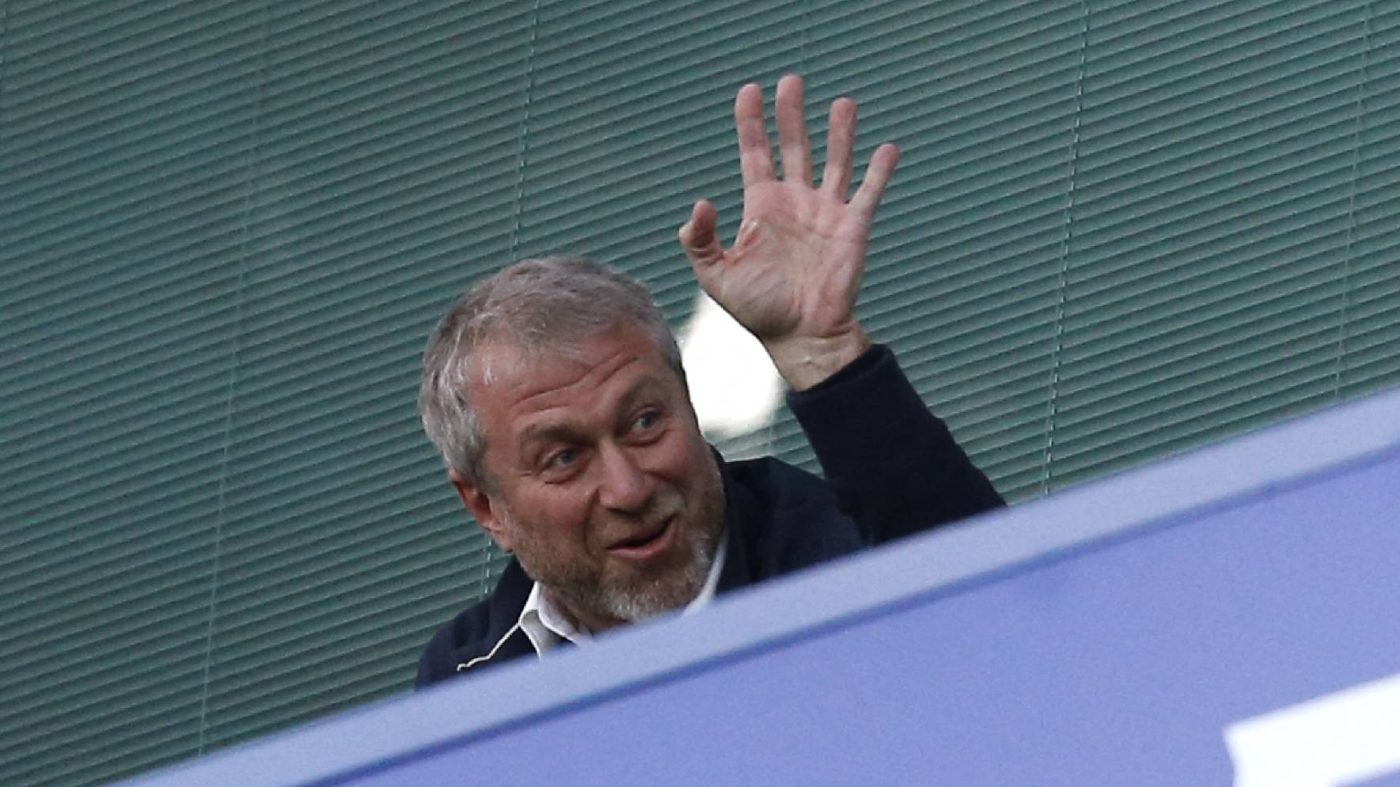 Chelsea's Russian owner Roman Abramovich waves during the English Premier League football match at Stamford Bridge in London, 8 May 2017 (AFP)