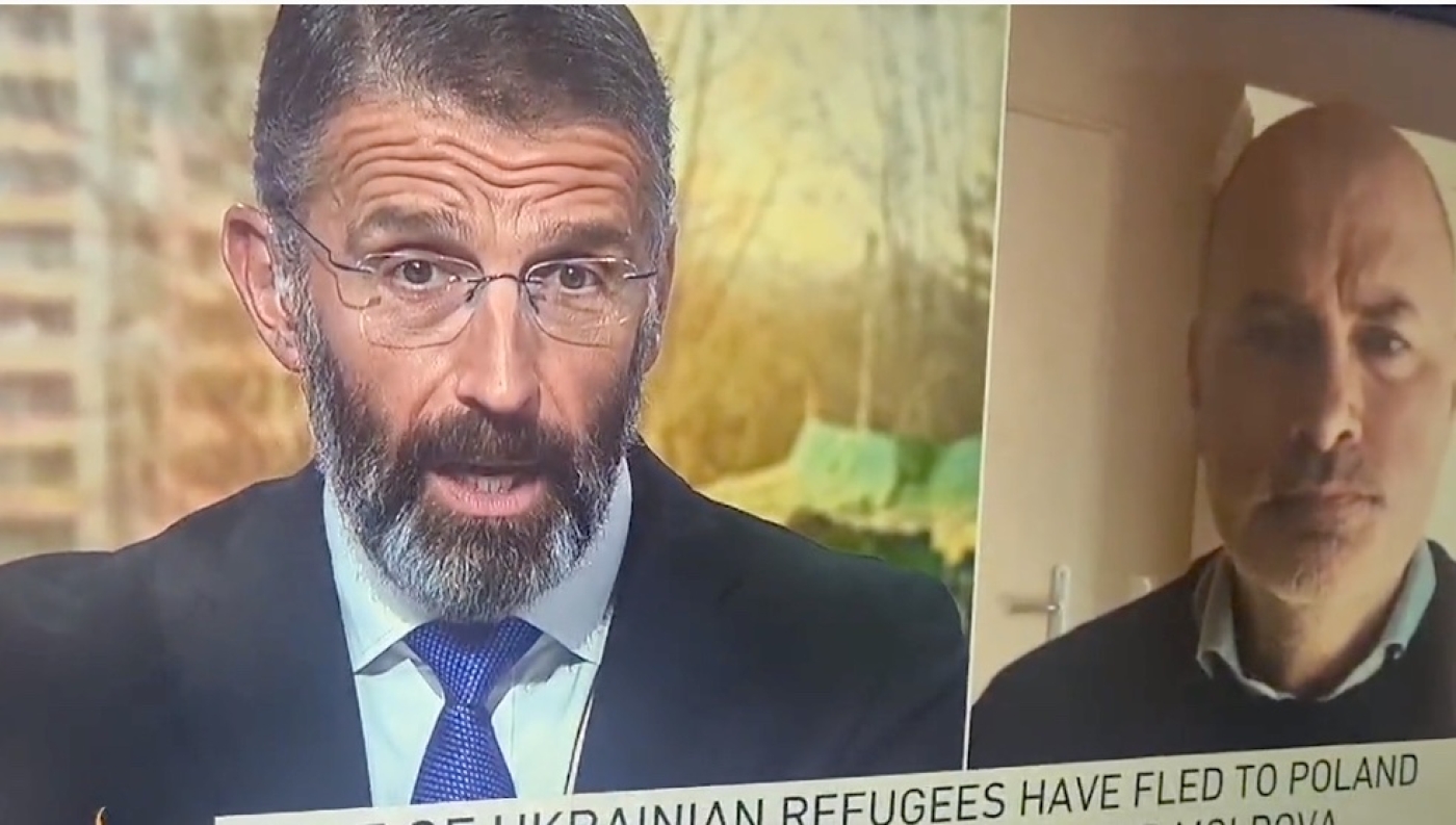 Sur Al Jazeera, le présentateur Peter Dobbie a commenté en parlant des Ukrainiens : « Il ne s’agit manifestement pas de réfugiés essayant de fuir des régions du Moyen-Orient qui sont encore en état de guerre. Ce ne sont pas des gens qui essaient de s’éloigner des régions d’Afrique du Nord. » La chaîne a présenté ses excuses (capture d’écran)