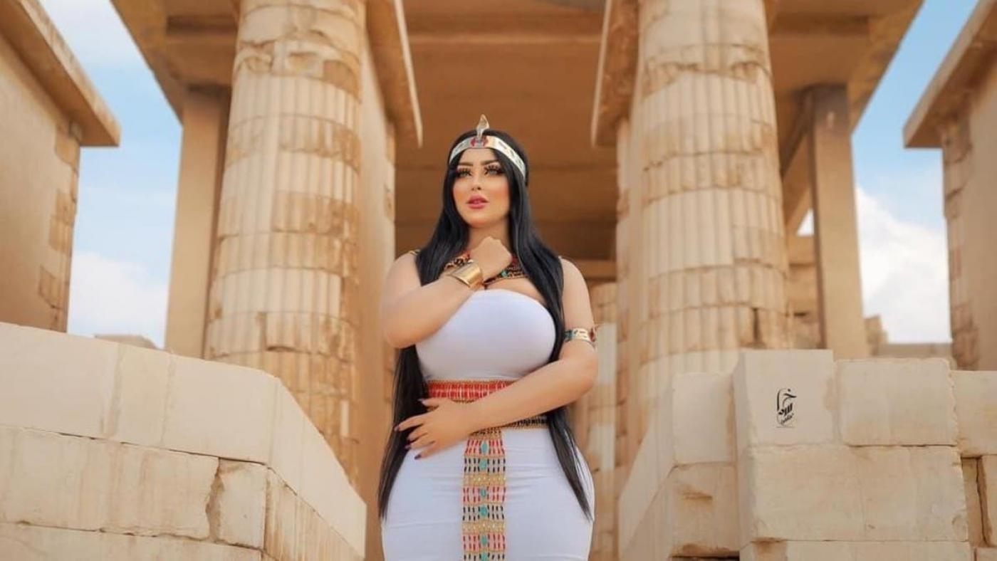 La mannequin Salma al-Shimi sur l’une des photos prises sur le site de Saqqarah (capture d’écran/Twitter)