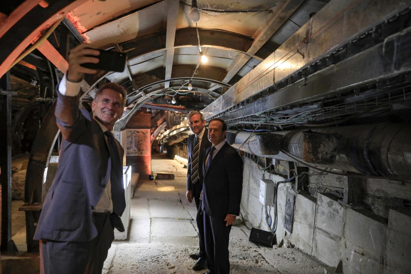 Un homme prend un selfie lors de l’ouverture d’un tunnel dans la « Cité de David », un site archéologique et touristique israélien dans le quartier palestinien de Silwan, à Jérusalem-Est occupée, le 30 juin 2019 (AFP)