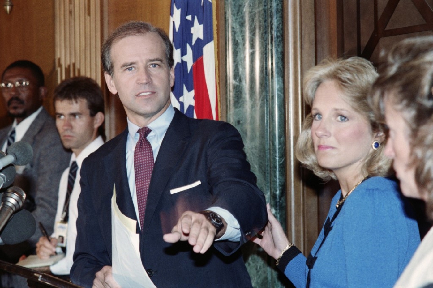 Joe Biden, alors sénateur, annonce son retrait de la course à l’investiture démocrate pour l’élection présidentielle de 1988, le 23 septembre 1987 (AFP/photo d’archives)