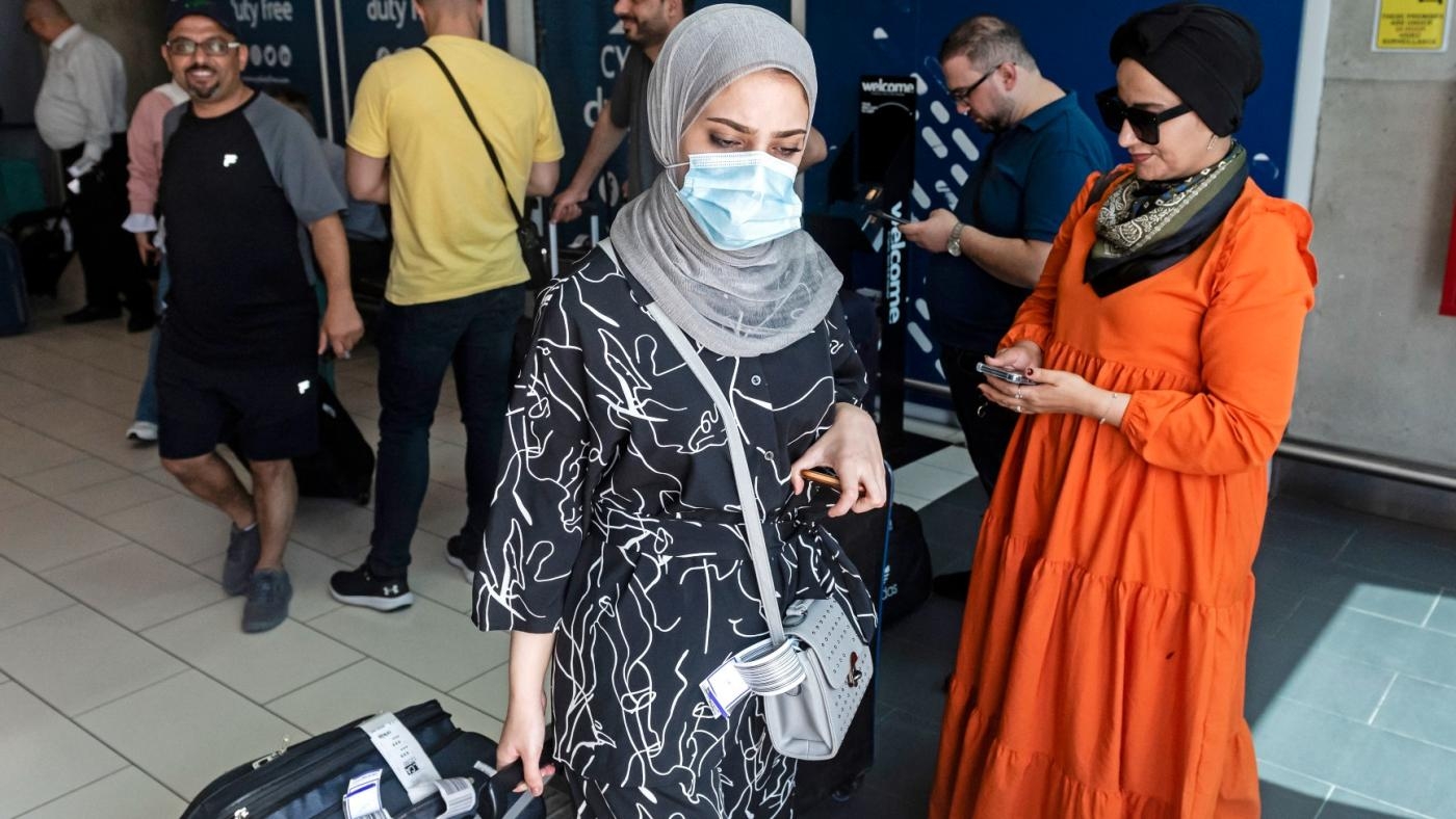 Des Palestiniens quittent l’aéroport international de Larnaca. Ils sont arrivés à Chypre à bord du premier vol en partance de l’aéroport israélien Ramon, le 22 août 2022 (AFP)