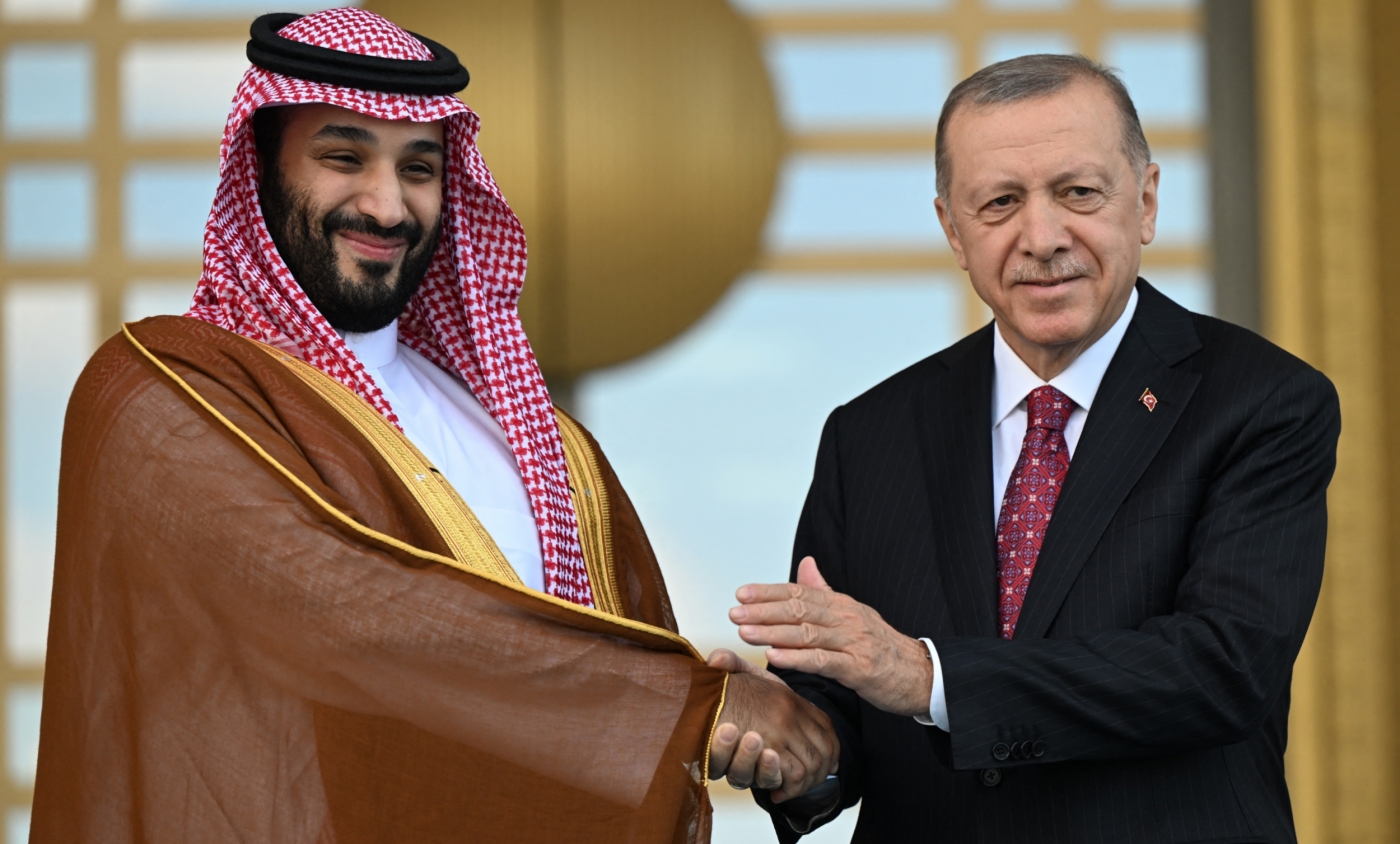 Turkish President Recep Tayyip Erdogan (R) welcomes Saudi Crown Prince Mohammed bin Salman (L) upon his arrival at the Presidential Complex in Ankara on 22 June 2022 (AFP)