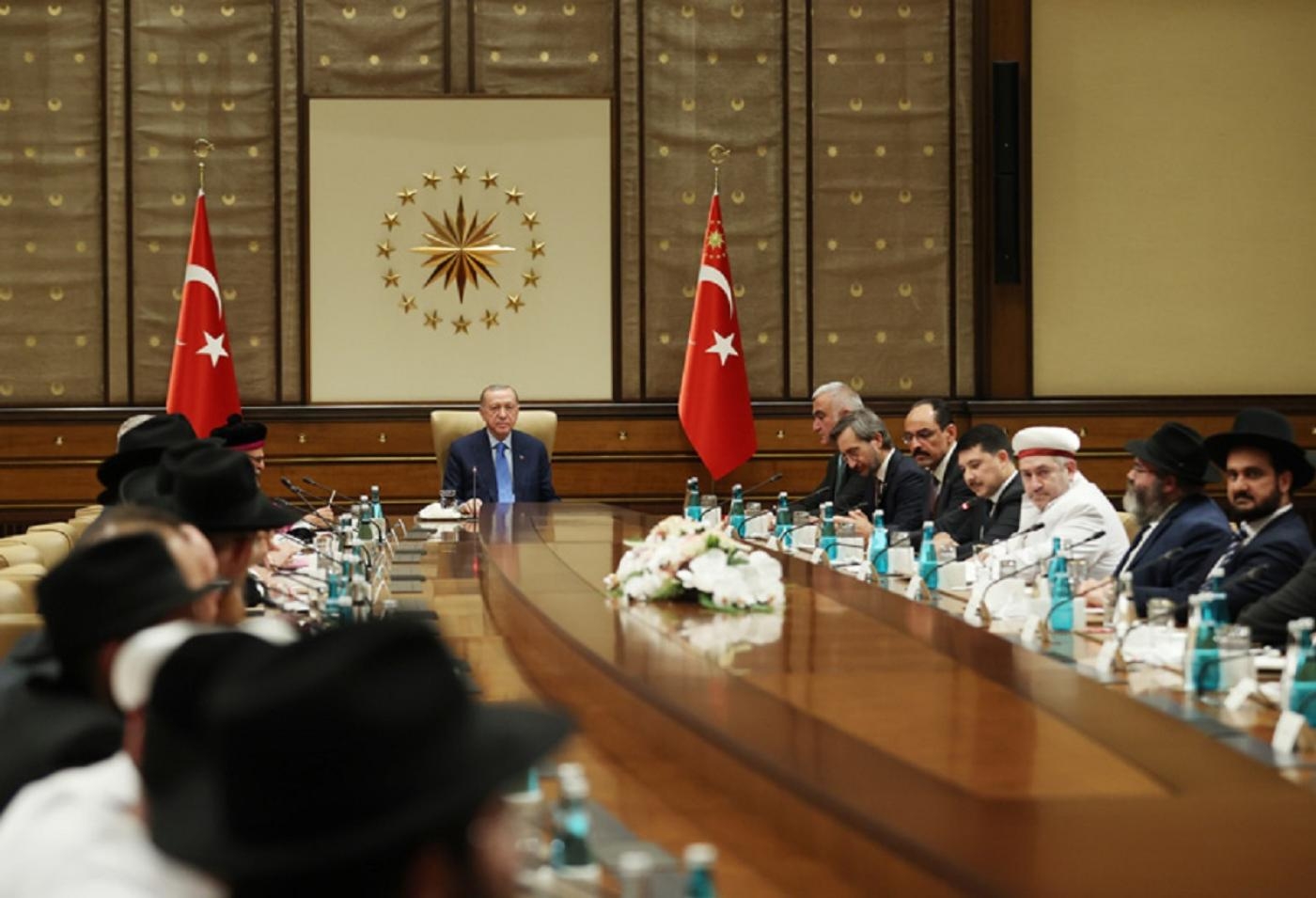 Le président turc Recep Tayyip Erdoğan accueille une réunion de rabbins du monde musulman, le 22 décembre 2021 (présidence turque)