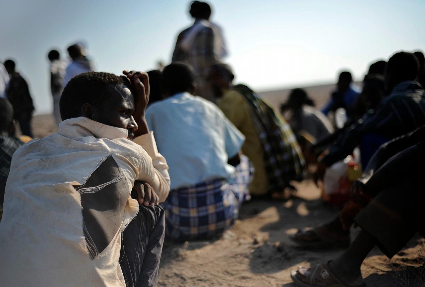 Des migrants éthiopiens attendent des bateaux de passeurs pour traverser le golfe d’Aden et rallier le Yémen, à Djibouti, le 5 décembre 2010 (AFP)