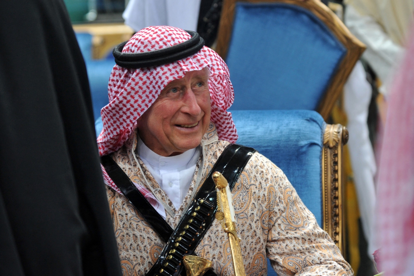 Prince Charles accepted €1m cash in suitcase from ex-Qatar prime minister:  Report | Middle East Eye