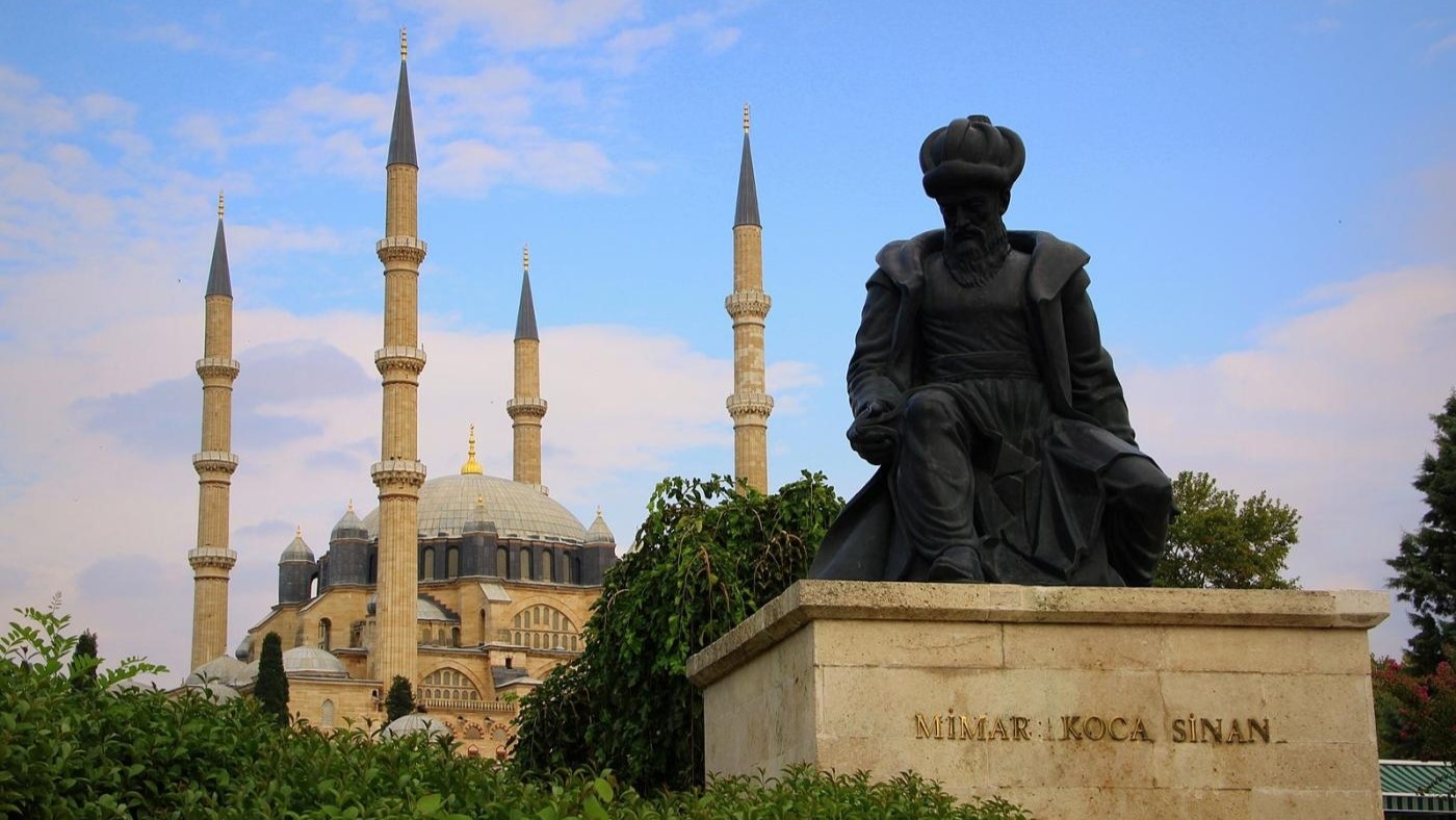 A statue of Mimar Sinan sits in front of the Selimiye Mosque in Turkey's Edirne (Wikimedia)