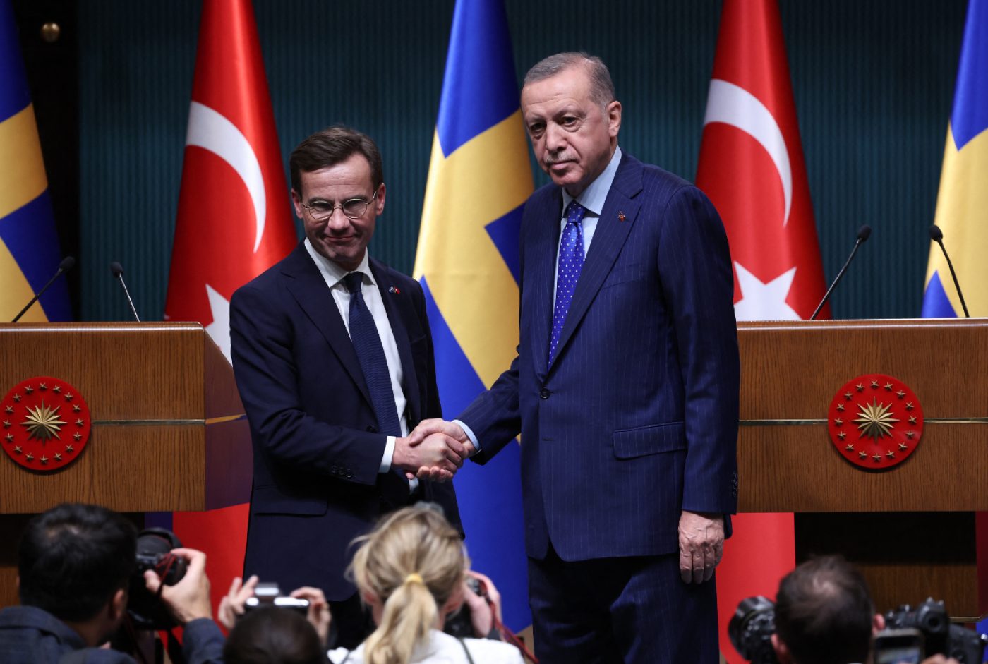 Turkish President Recep Tayyip Erdogan, right, shakes hand with Swedish Prime Minister Ulf Kristersson during a press conference following their meeting at the presidential palace in Ankara, on 8 November 2022 (AFP) 