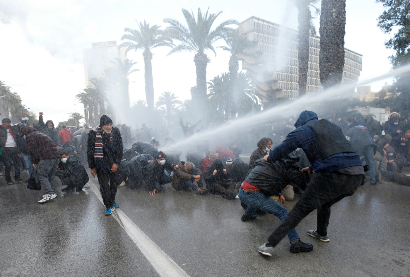 Dans des scènes d’une violence qui n’avait plus été vue dans la capitale depuis dix ans, les policiers ont chargé les manifestants à grand renfort de canons à eau, gaz lacrymogènes et ont procédé à des dizaines d’arrestations musclées, le 14 janvier à Tunis (AFP/Fethi Belaïd)