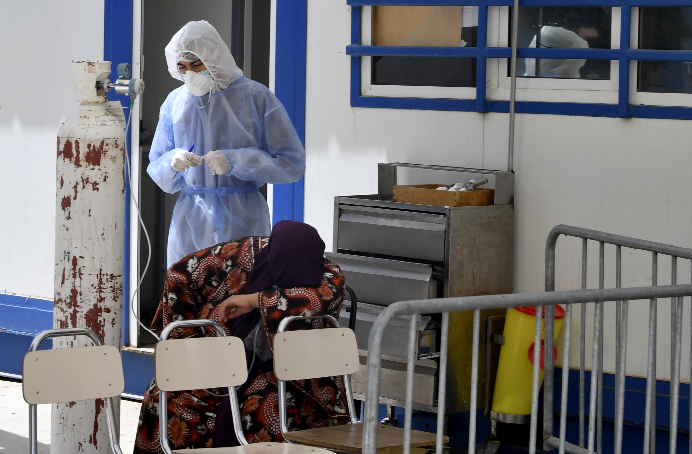 Une femme infectée par le coronavirus reçoit de l’oxygène en guise de premiers soins dans un hôpital de la ville de Béja (nord-ouest), le 22 juin 2021 (AFP/Fethi Belaid) 