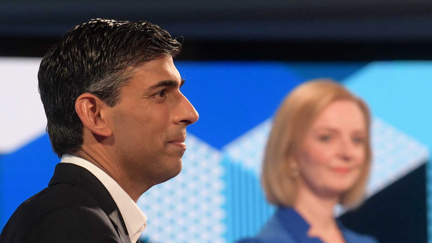 Conservative politicians and candidates to be the the Leader of the Conservative Party, and Britain's next Prime Minister, Rishi Sunak (L) and Liss Truss (R) on 25 July, 2022 (AFP)