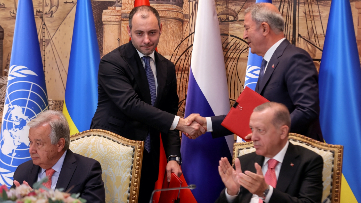 Ukrainian Infrastructure Minister Oleksandr Kubrakov and Turkish Defence Minister Hulusi Akar shake hands next to UN Secretary-General Antonio Guterres and Turkish President Recep Tayyip Erdogan during a signing ceremony in Istanbul, 22 July 2022 (Reuters)