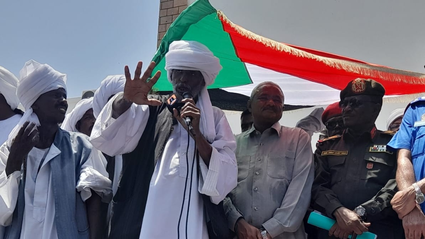 Beja leader Mohamed al-Amin Tirik speaks to a crowd in Port Sudan on 17 May (MEE/Mohammed Amin)
