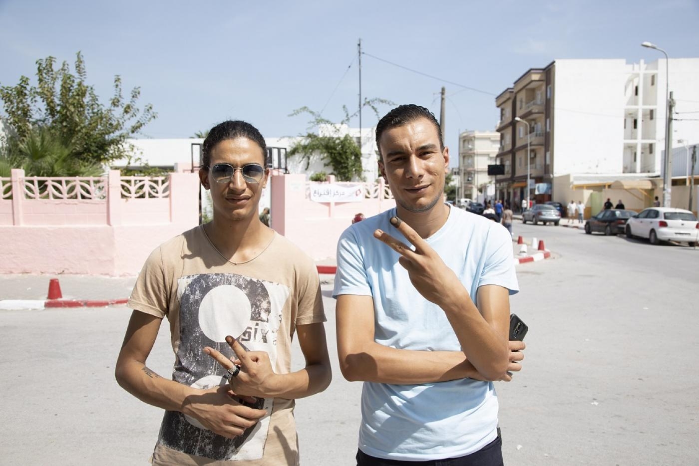 Deux jeunes électeurs tunisiens, Abdelhedi Hamzaoui et son frère