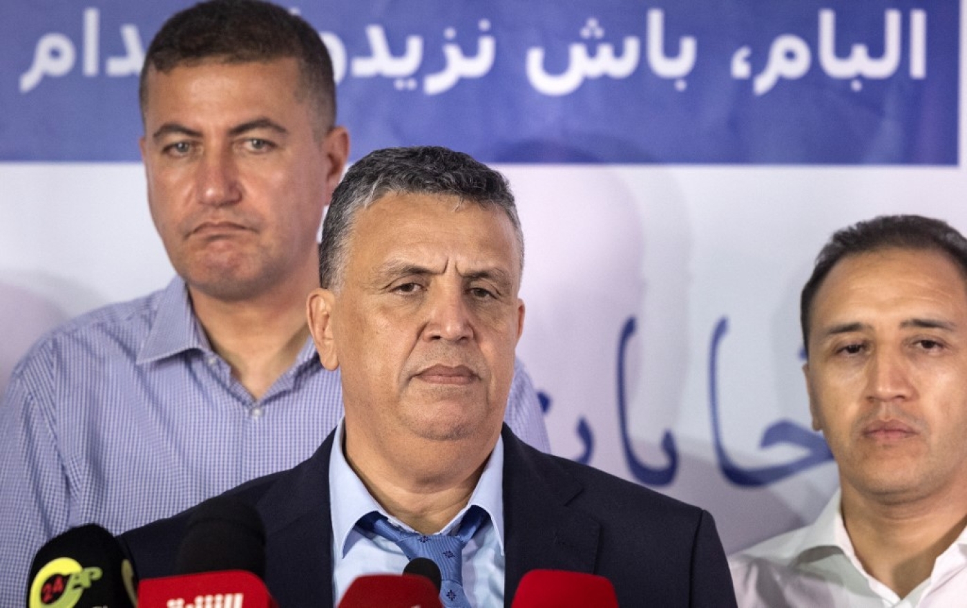 Abdellatif Ouahbi et des membres du Parti authenticité et modernité (PAM) après les élections locales et législatives, le 9 septembre 2021 à Rabat (AFP/Fadel Senna)