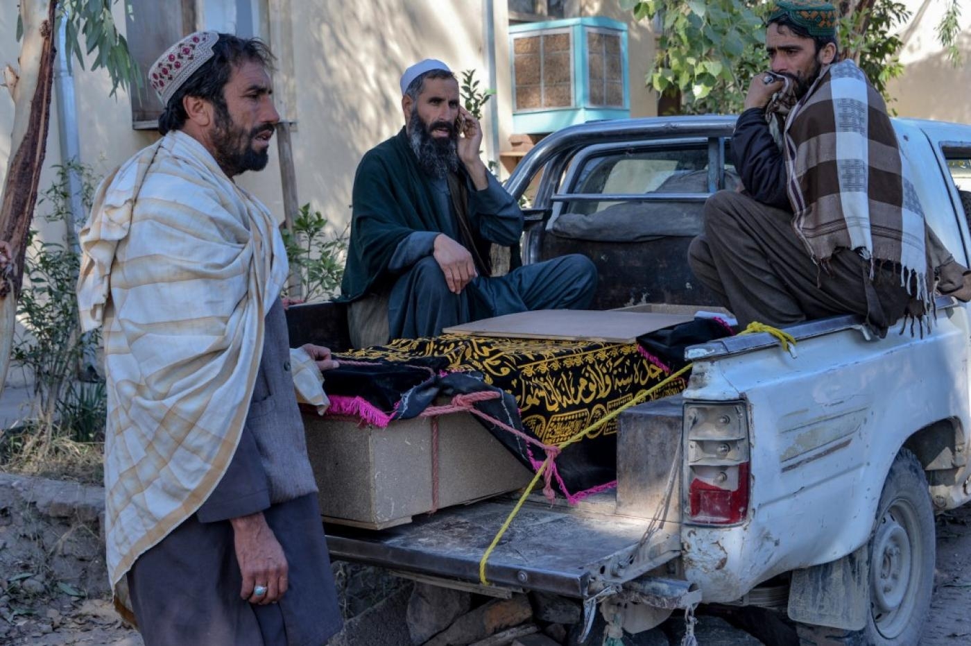 Des proches endeuillés près du cercueil d’une personne tuée au cours d’une frappe aérienne dans la province de Nangarhar, en Afghanistan, le 15 février 2020 (AFP)