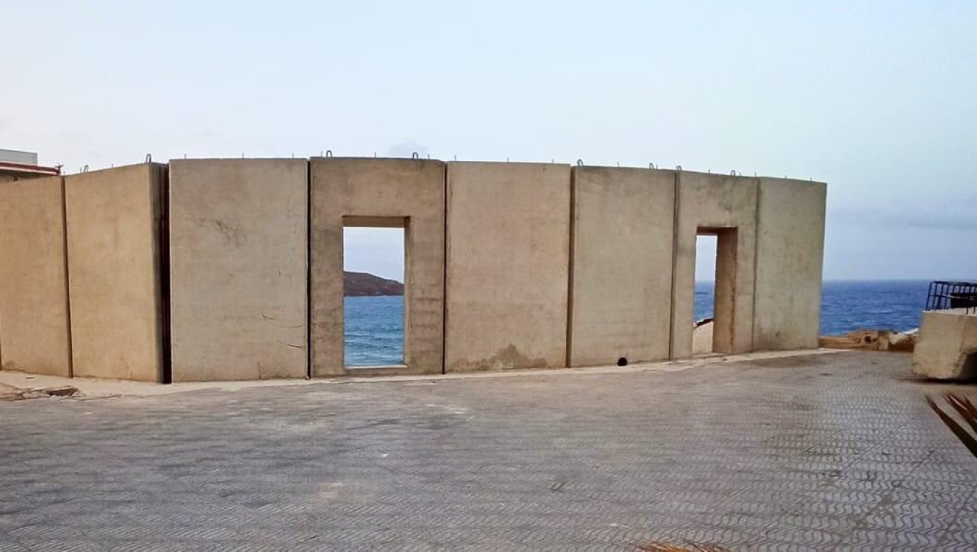 L’installation de ces murs en bétons sur une partie de la corniche oranaise, dans l’ouest de l’Algérie, a profondément choqué l’opinion (réseaux sociaux)
