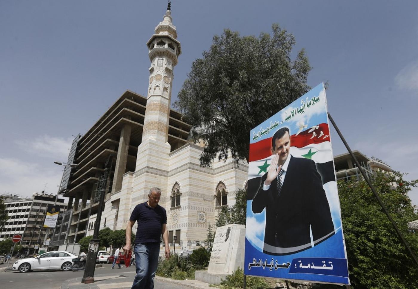 Portrait du président Bachar al-Assad photographié à Damas le 3 mai 2021 (AFP)