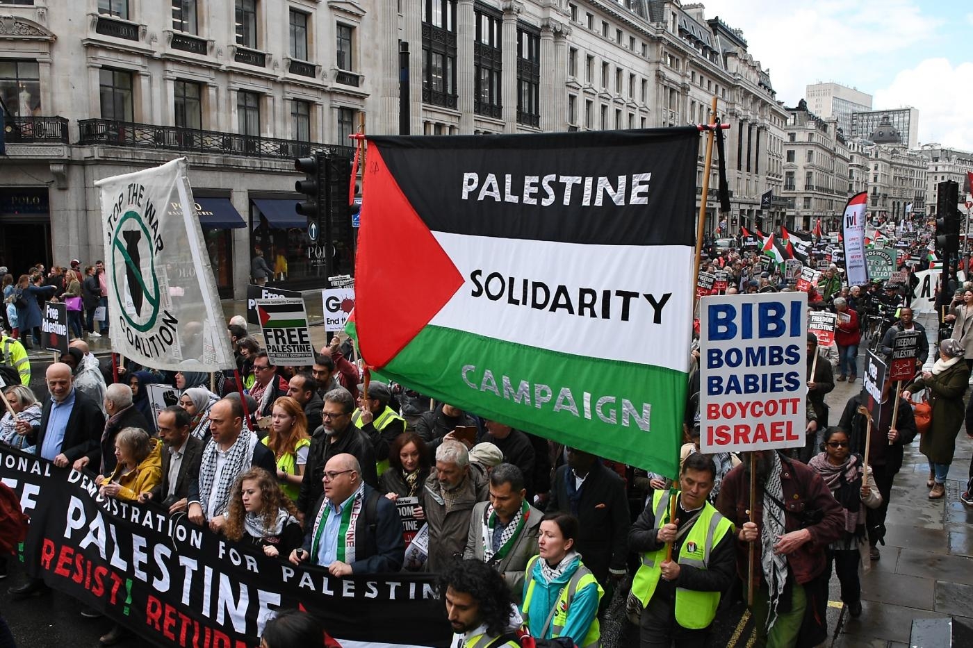 Une manifestation appelant à la justice pour les Palestiniens en marche dans les rues du centre de Londres le 11 mai