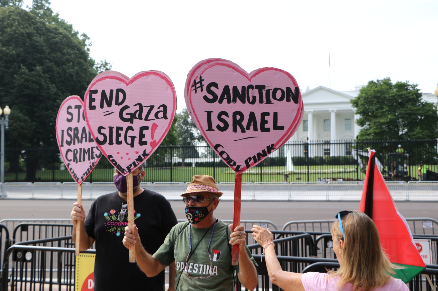 Pro-Palestinian protesters rally in front of the White House to demonstrate against Israeli Prime Minister Naftali Bennett's visit