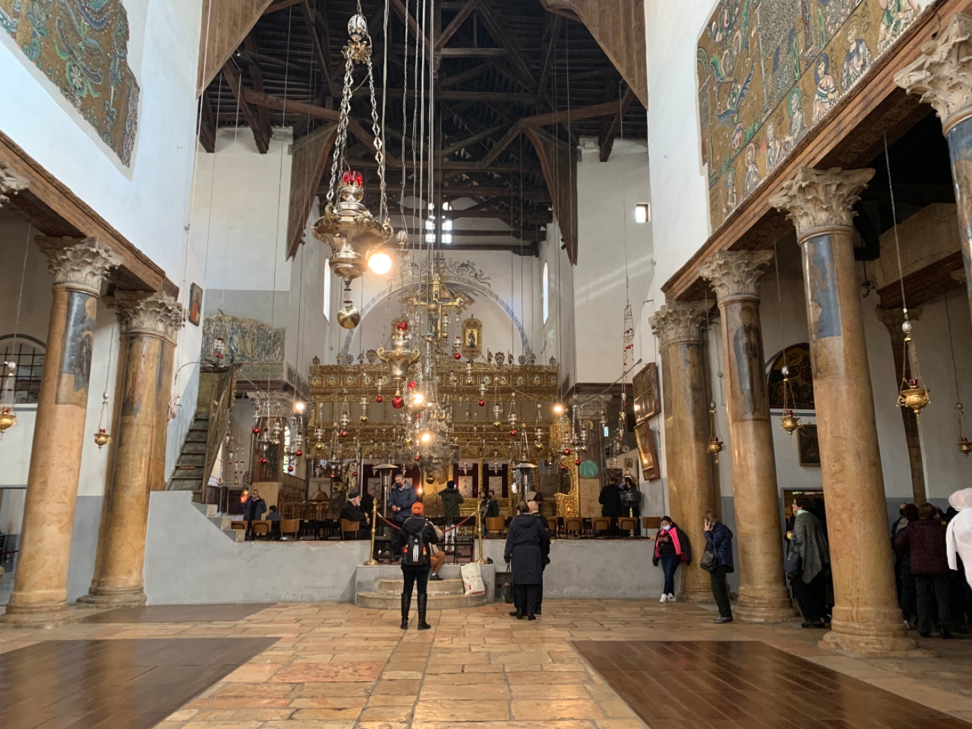 Des visiteurs à l’intérieur de l’église de la Nativité presque déserte (MEE/Shatha Hammad)