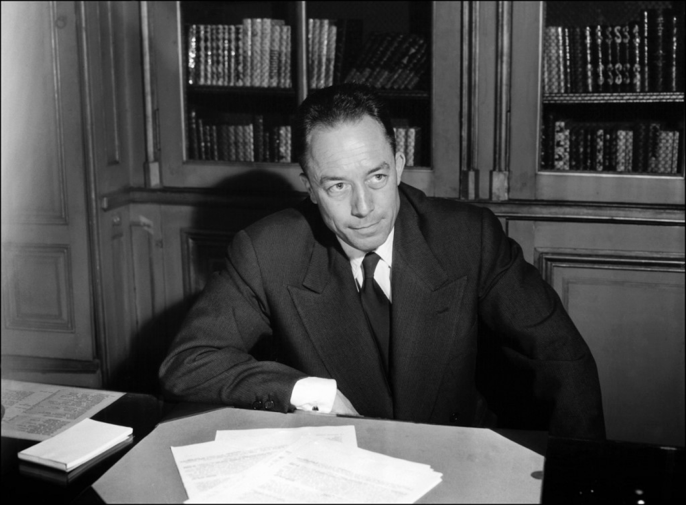 L’écrivain français Albert Camus, à Paris, en 1957 (AFP)