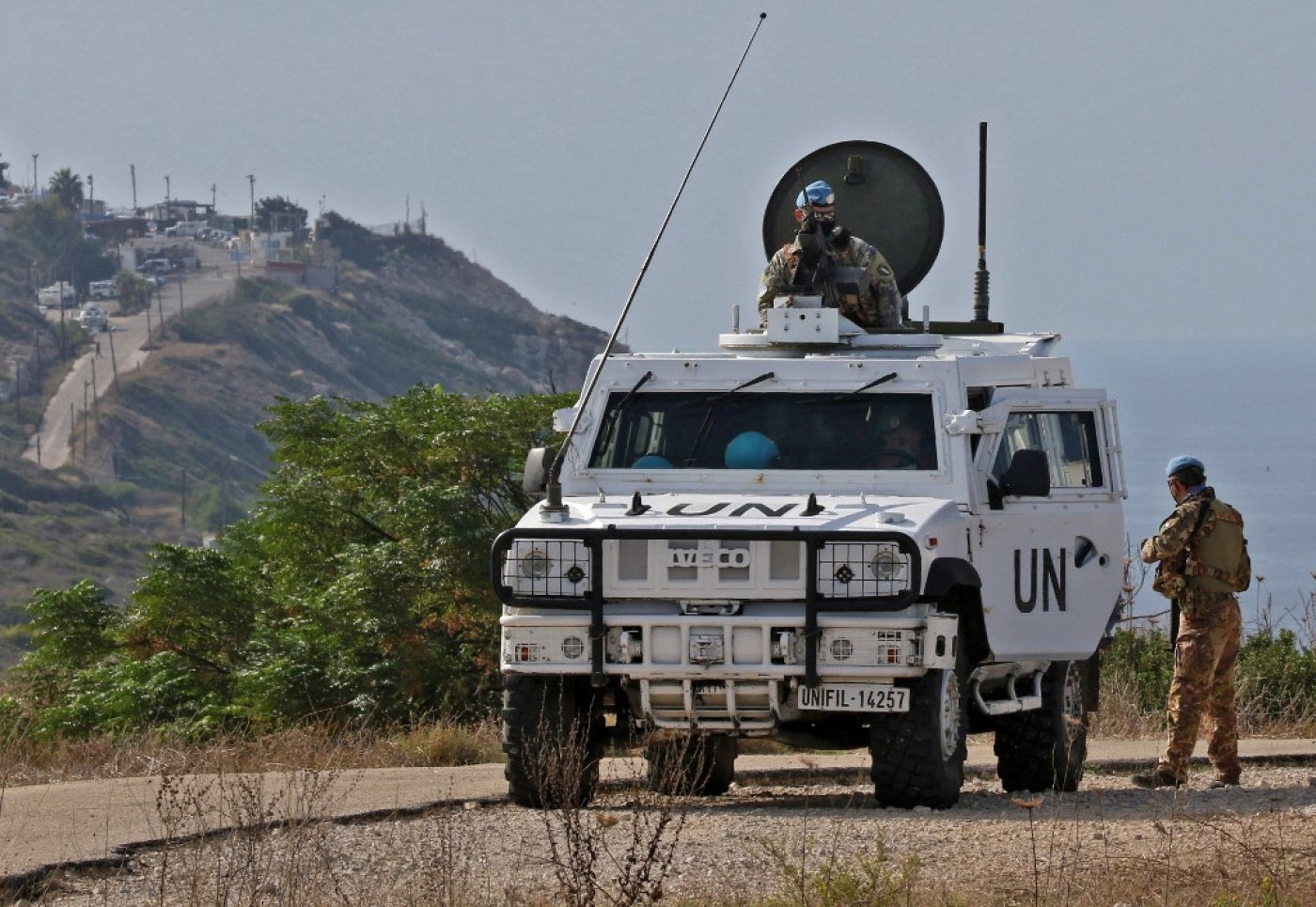 Des véhicules de la Force de maintien de la paix des Nations unies au Liban (FINUL) patrouillent dans la zone côtière sud libanaise de Naqoura, près de la frontière avec Israël, le 11 novembre 2020 (AFP/Mahmoud Zayyat)