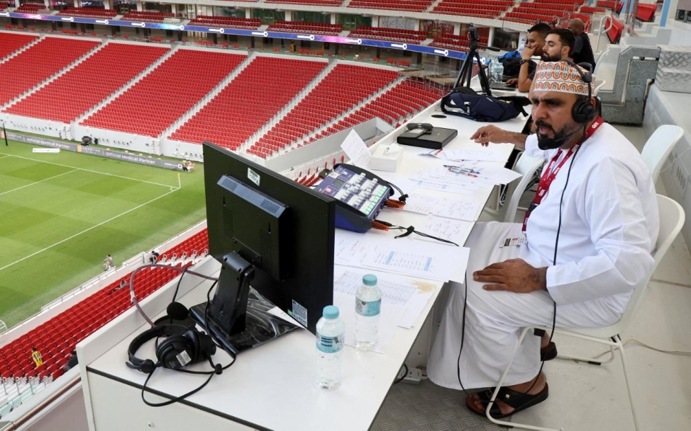 Le commentateur omanais Khalil al-Balushi suit un match de Qatar Stars League entre Al-Gharafa et Al-Ahli (AFP)