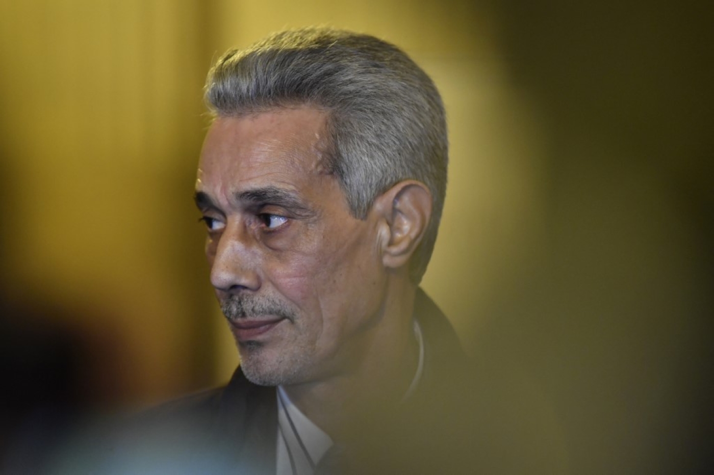 Le jardinier d’origine marocaine Omar Raddad, condamné pour le meurtre en 1991 de sa riche patronne, lors d’une demande de nouveau procès, à Paris, le 25 novembre 2021 (AFP/Alain Jocard)