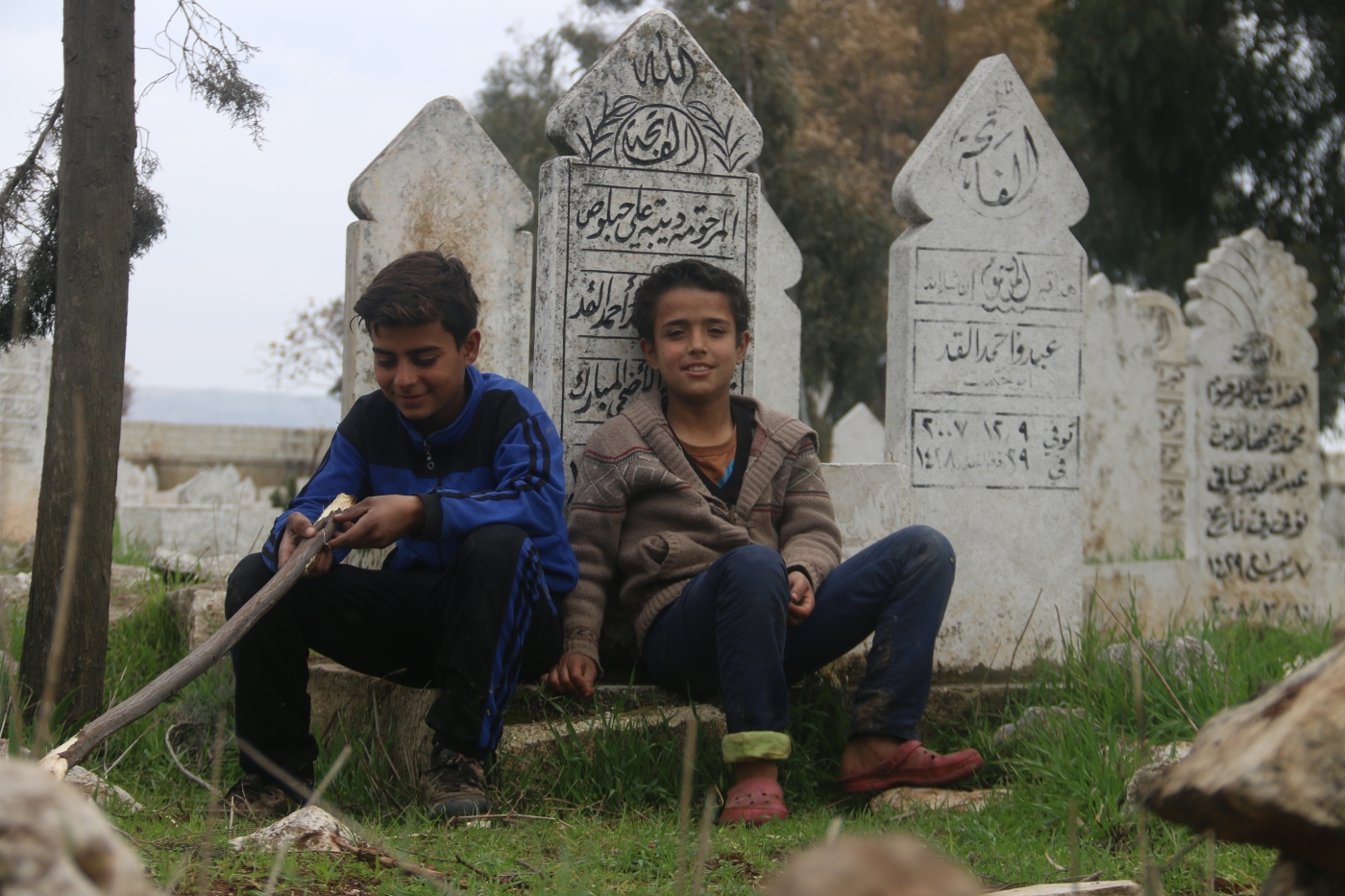 A cemetery is one of several places Syrians have set up shop to avoid bombardment (MEE/Yousef Gharaibi)