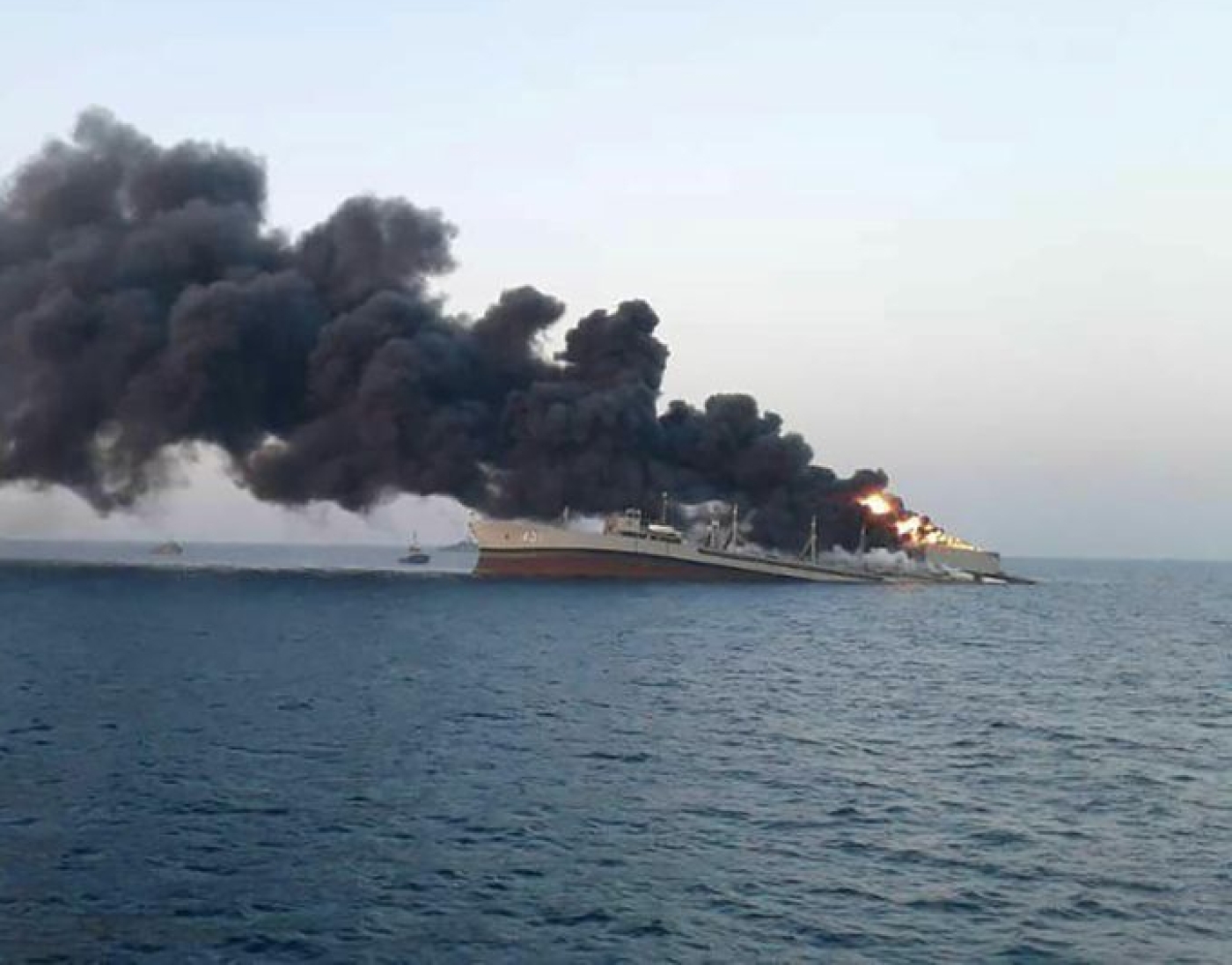 Нападение черное море. Крейсер Москва затонул 2022. Иранские военные корабли. Пожар на корабле. Пожар на корабле ВМФ.