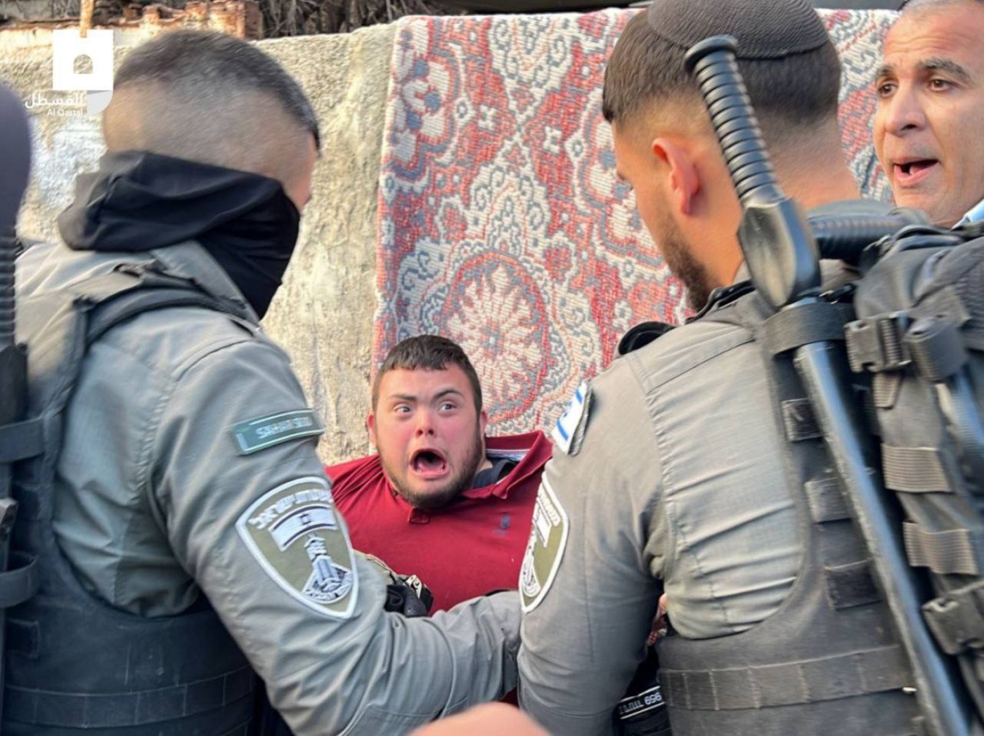 Les forces israéliennes ont attrapé Muhammad Ajlouni pour tenter de l’arrêter dans le quartier de Sheikh Jarrah à Jérusalem-Est lundi (capture d’écran)