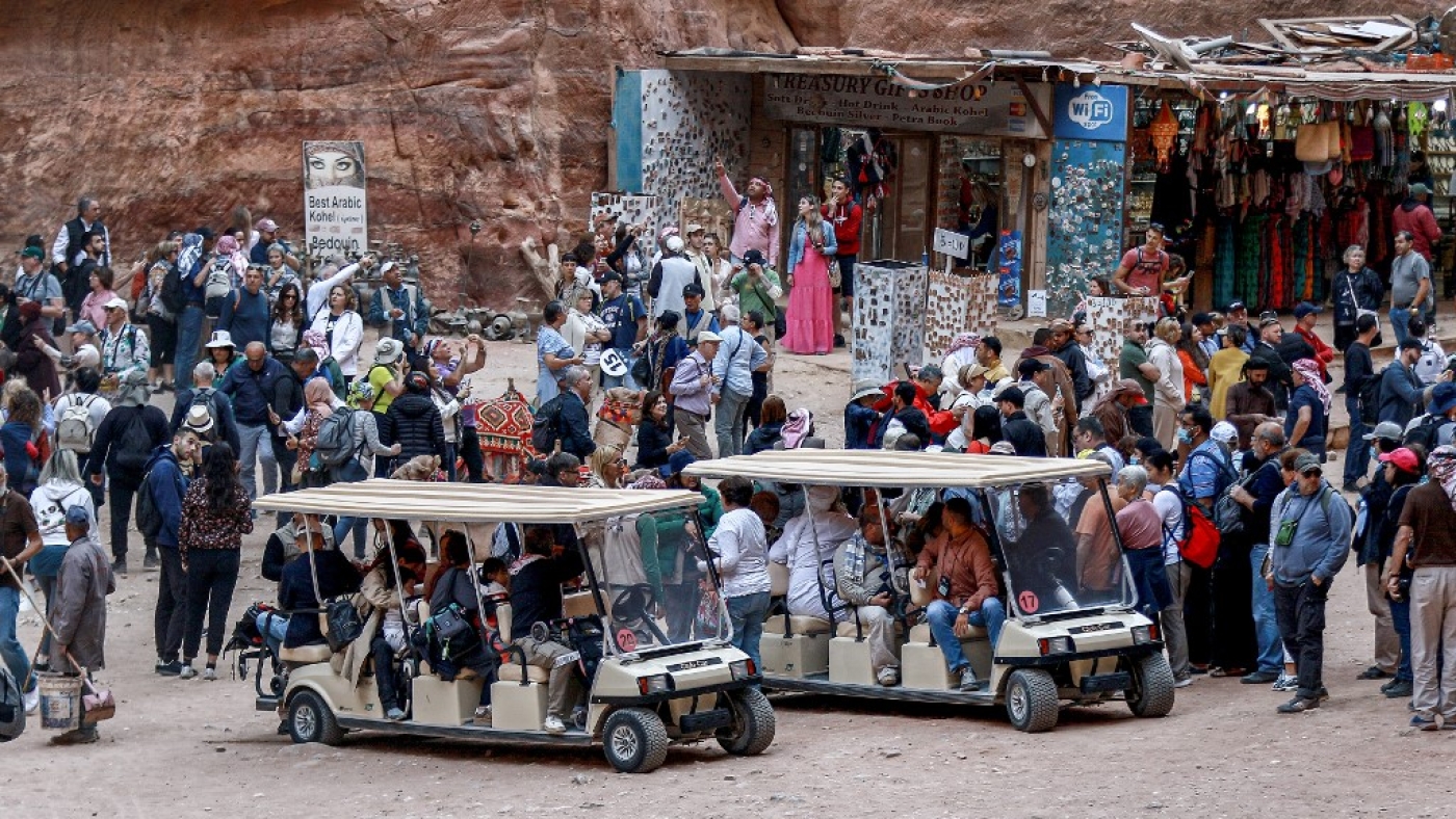 Environ 1 700 personnes vivent du tourisme à Petra comme guides touristiques, vendeurs de souvenirs, etc. (AFP/Khalil Mazraawi)