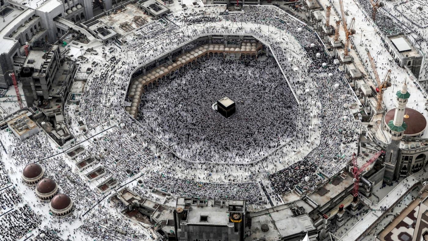 Vue aérienne de fidèles musulmans rassemblés autour de la Kaaba, site le plus saint de l’islam, dans la grande mosquée de La Mecque, en Arabie saoudite (AFP)