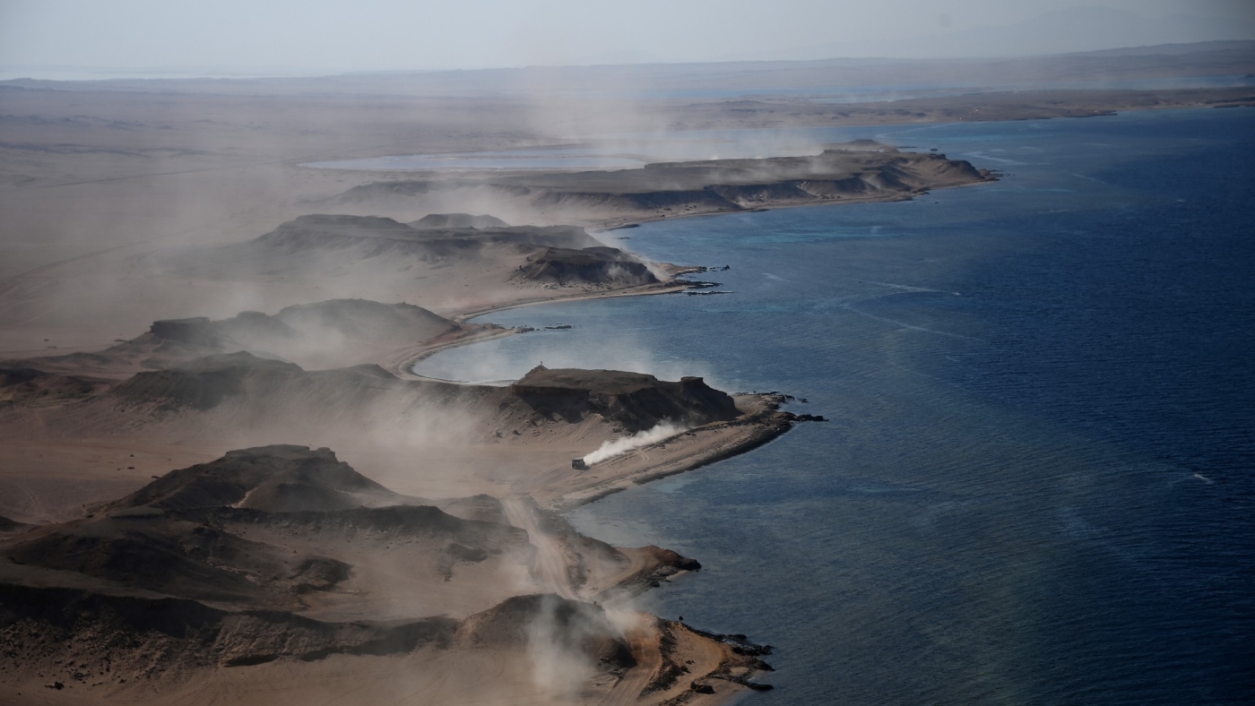 Les participants au Rallye Dakar longent la mer Rouge dans la mégapole saoudienne de Neom, le 12 janvier 2021 (AFP)