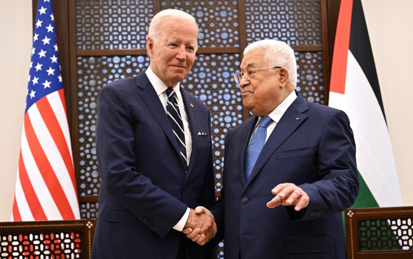 Le président américain Joe Biden est reçu par le président palestinien Mahmoud Abbas au complexe présidentiel de la Mouqataâ à Bethléem, en Cisjordanie occupée le 15 juillet 2022 (AFP/Mandel Ngan)