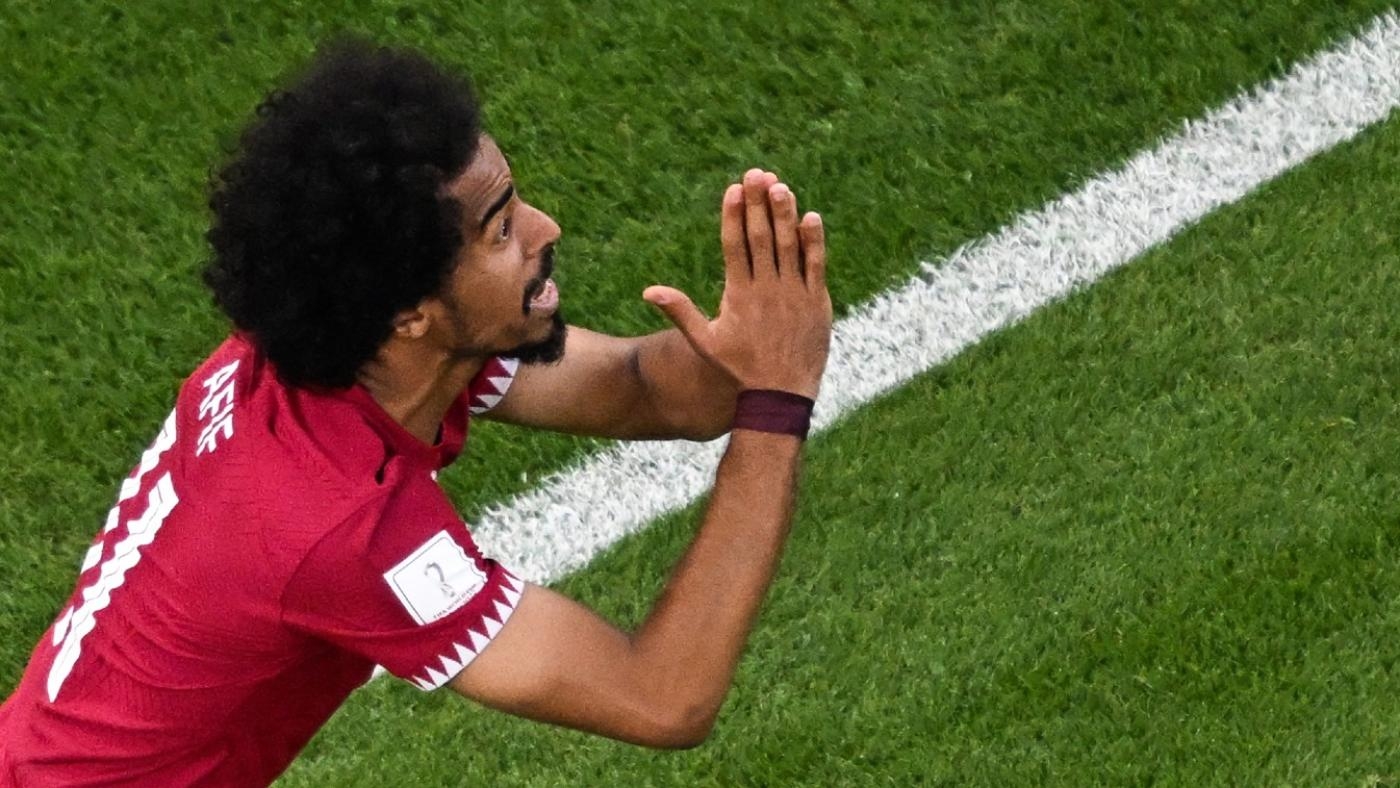 L’attaquant qatari Akram Afif réclame un penalty lors du match contre le Sénégal comptant pour le groupe A, le 25 novembre 2022 au stade al-Thumama de Doha (AFP)