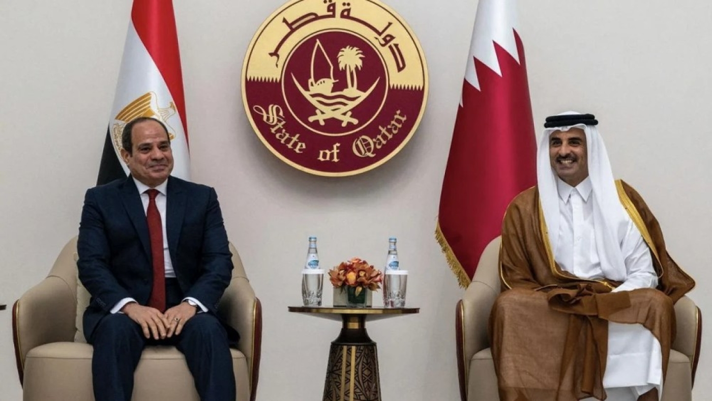 L’émir du Qatar, le cheikh Tamim ben Hamad al-Thani (à droite), rencontre le président égyptien Abdel Fattah al-Sissi (à gauche) à Doha, le 13 septembre 2022 (Qatar News Agency)