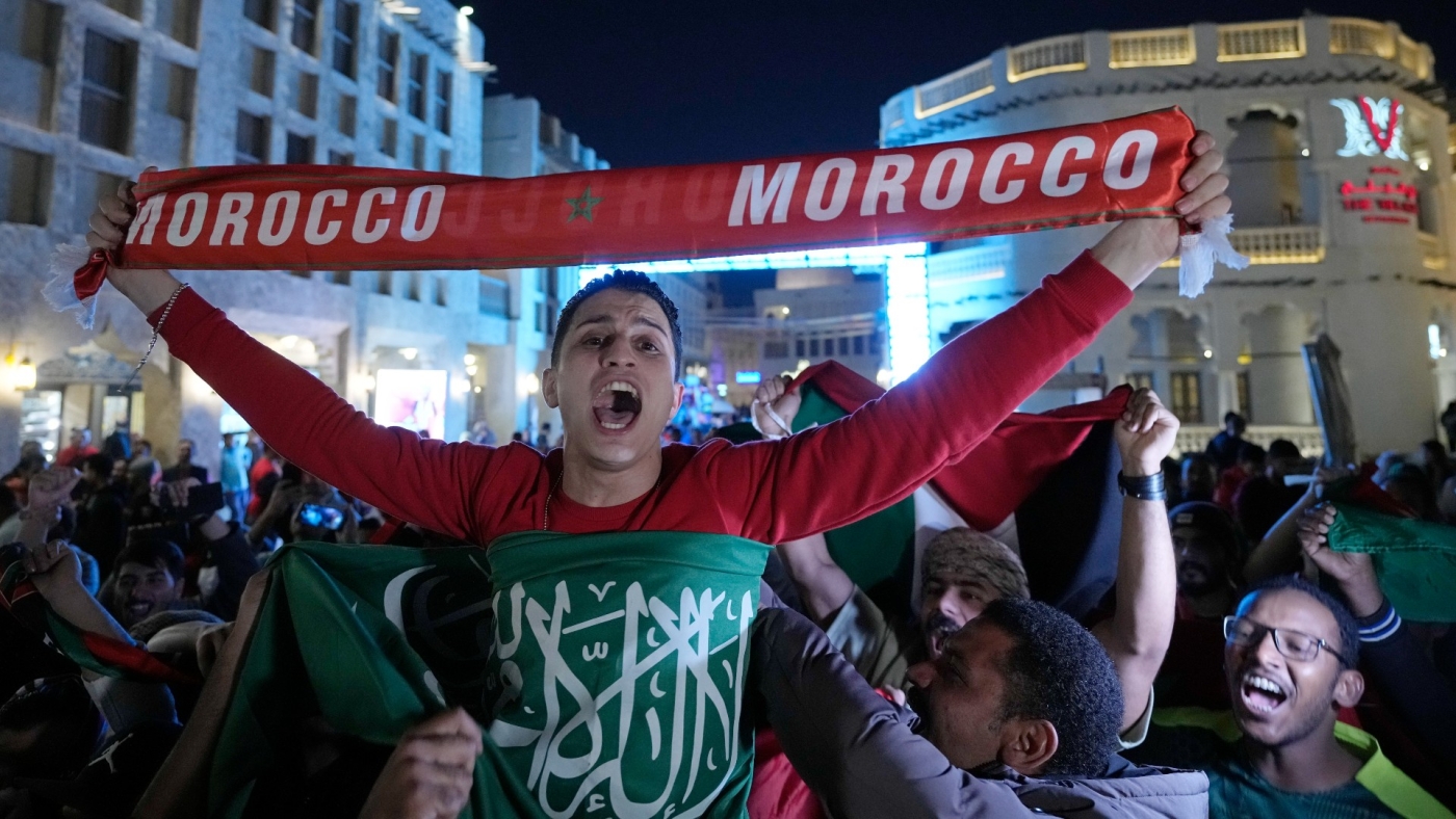 Des supporters célèbrent dans le souk de Doha la victoire du Maroc face au Portugal en quarts de finale de la Coupe du monde au stade al-Thumama, le 10 décembre 2022 (AP)